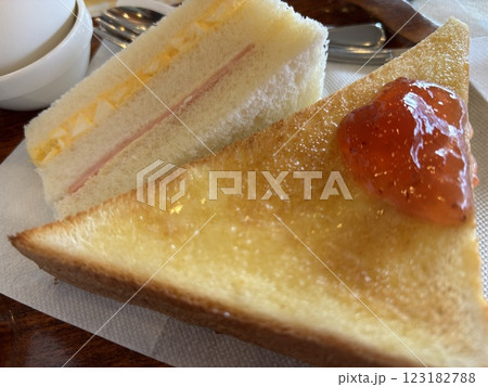 トーストにジャムをのせたトースト 123182788