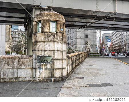 日本橋川に架かる「常盤橋」の親柱と銘板 日本橋川に架かる「常盤橋」の親柱と銘板 123182963