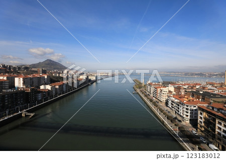 ビルバオのビスカヤ橋上部展望遊歩道からの風景 123183012