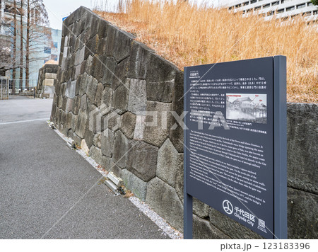 国指定史跡【常盤橋門跡】の石垣と解説板 国指定史跡【常盤橋門跡】の石垣と解説板 123183396