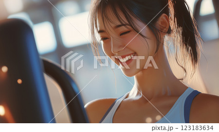 ジムでトレーニングをしている女性 123183634