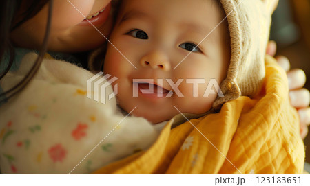 母親に抱っこされる赤ちゃん 123183651