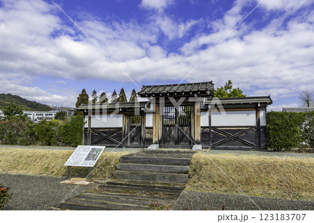 山口大内氏館跡　西門　山口県山口市 123183707