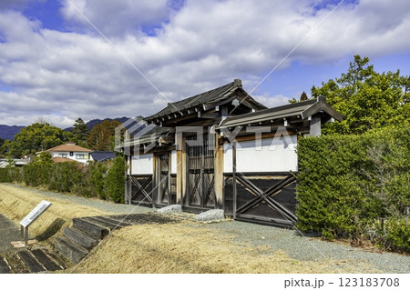 山口大内氏館跡　西門　山口県山口市 123183708