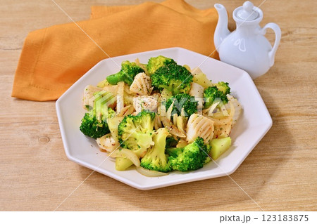 イカとブロッコリーの炒め物、中華料理。 イカとブロッコリーの炒め物、中華料理。 123183875