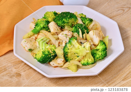 イカとブロッコリーの炒め物、中華料理。 イカとブロッコリーの炒め物、中華料理。 123183878