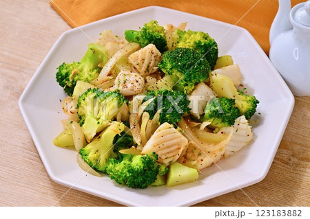 イカとブロッコリーの炒め物、中華料理。 イカとブロッコリーの炒め物、中華料理。 123183882