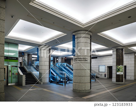 東京駅地下道に直結している行幸地下通路【行幸地下ギャラリー】入口 123183933