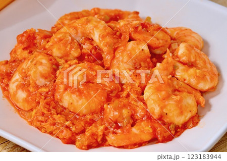 中華料理のエビチリ、えびチリ、海老チリ。海老のチリソース炒め。海鮮料理。 123183944