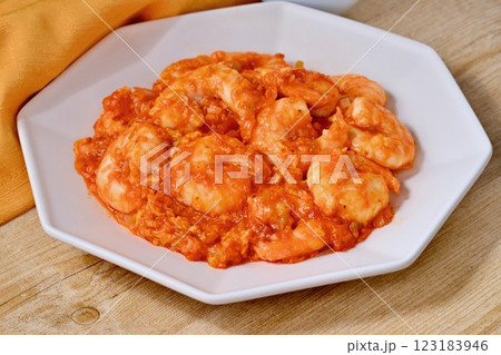 中華料理のエビチリ、えびチリ、海老チリ。海老のチリソース炒め。海鮮料理。 中華料理のエビチリ、えびチリ、海老チリ。海老のチリソース炒め。海鮮料理。 123183946