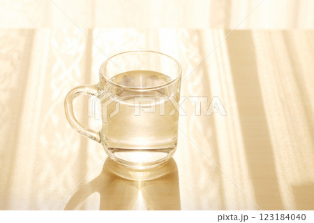 コップの水 コップの水 123184040