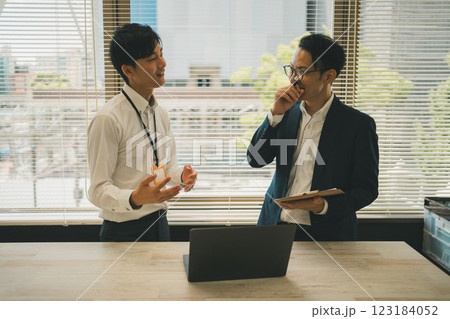 1on1　立ち話　オフィス 123184052