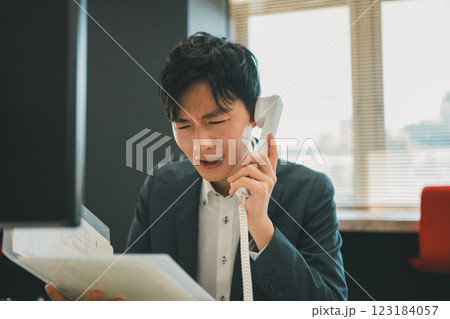 クレーム電話 123184057