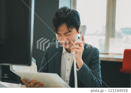 クレーム電話 123184058