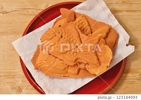 冬の定番おやつ、たいやき、たい焼き、鯛焼き、鯛焼、タイヤキ、タイ焼き。あんこ。 冬の定番おやつ、たいやき、たい焼き、鯛焼き、鯛焼、タイヤキ、タイ焼き。あんこ。 123184093