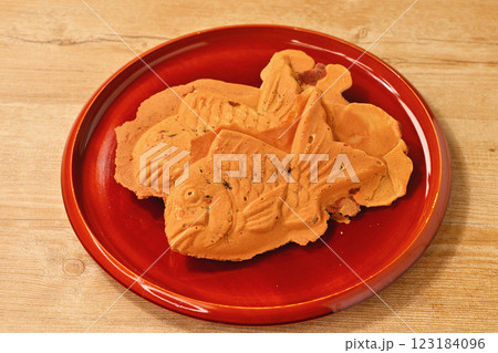 冬の定番おやつ、たいやき、たい焼き、鯛焼き、鯛焼、タイヤキ、タイ焼き。あんこ。 冬の定番おやつ、たいやき、たい焼き、鯛焼き、鯛焼、タイヤキ、タイ焼き。あんこ。 123184096