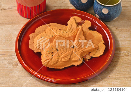 冬の定番おやつ、たいやき、たい焼き、鯛焼き、鯛焼、タイヤキ、タイ焼き。あんこ。 123184104
