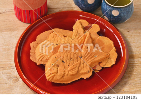 冬の定番おやつ、たいやき、たい焼き、鯛焼き、鯛焼、タイヤキ、タイ焼き。あんこ。 123184105