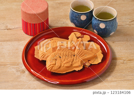 冬の定番おやつ、たいやき、たい焼き、鯛焼き、鯛焼、タイヤキ、タイ焼き。あんこ。 123184106