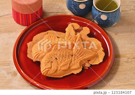 冬の定番おやつ、たいやき、たい焼き、鯛焼き、鯛焼、タイヤキ、タイ焼き。あんこ。 123184107