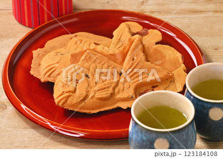 冬の定番おやつ、たいやき、たい焼き、鯛焼き、鯛焼、タイヤキ、タイ焼き。あんこ。 123184108