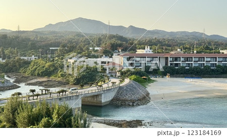 瀬良垣島と沖縄本島を繋ぐ橋 冬の沖縄 瀬良垣島と沖縄本島を繋ぐ橋 冬の沖縄 123184169