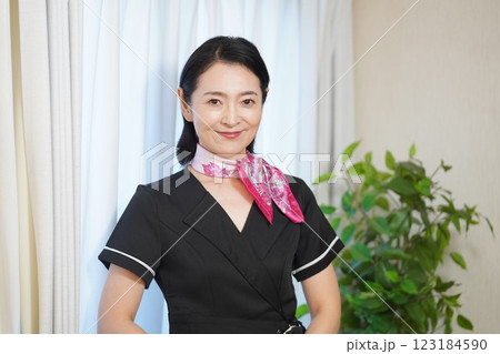黒い制服を着て微笑むエステティシャンの女性 123184590