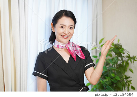 黒い制服を着て微笑むエステティシャンの女性 123184594