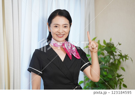 黒い制服を着て微笑むエステティシャンの女性 123184595