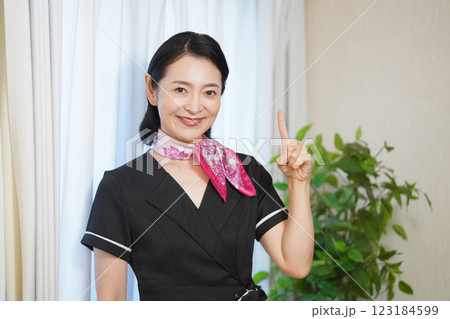 黒い制服を着て微笑むエステティシャンの女性 123184599