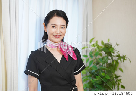 黒い制服を着て微笑むエステティシャンの女性 123184600