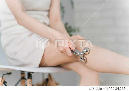 マッサージローラーでふくらはぎをボディケアするアジア人女性 123184932
