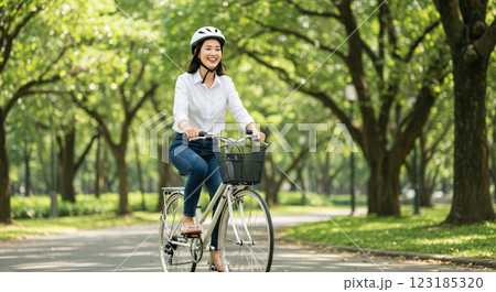 自転車に乗る女性 123185320