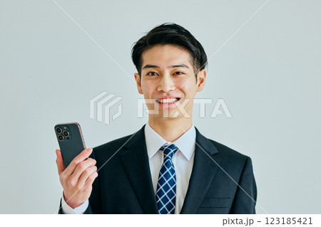 スマホを持つ20代の若い男性 スマホを持つ20代の若い男性 123185421