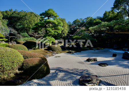 冬の日本庭園の砂紋 冬の日本庭園の砂紋 123185438