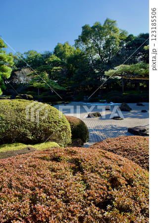 冬の山陰の美しい日本庭園 冬の山陰の美しい日本庭園 123185506