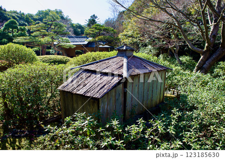 景観に配慮した日本庭園内の物置小屋 景観に配慮した日本庭園内の物置小屋 123185630