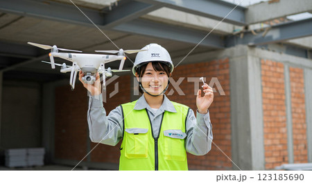 ドローンを持つ女性作業員 ドローンを持つ女性作業員 123185690