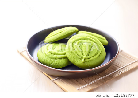 抹茶と抹茶クッキーのイメージ素材 123185777