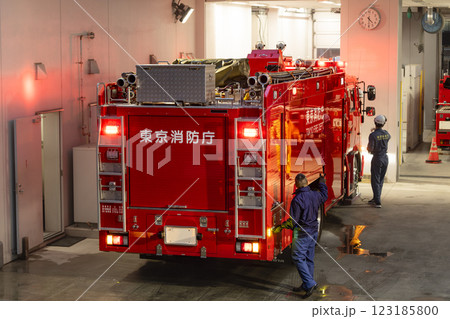 年末年始消防特別警戒中の深川消防署豊洲主張所日常点検作業 年末年始消防特別警戒中の深川消防署豊洲主張所日常点検作業 123185800