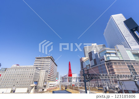 大阪梅田 JR大阪駅とHEP FIVE観覧車と阪急百貨店 大阪梅田 JR大阪駅とHEP FIVE観覧車と阪急百貨店 123185806