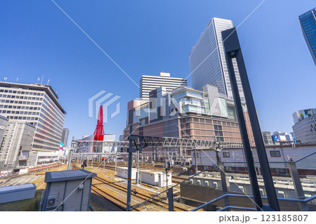 大阪梅田 JR大阪駅とHEP FIVE観覧車と阪急百貨店 大阪梅田 JR大阪駅とHEP FIVE観覧車と阪急百貨店 123185807