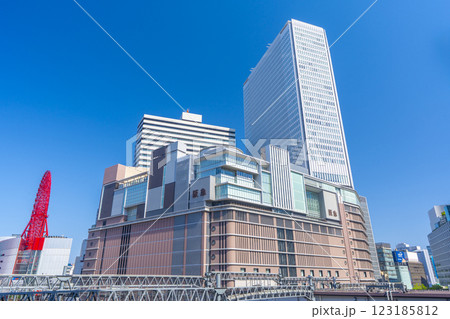 大阪梅田 JR大阪駅とHEP FIVE観覧車と阪急百貨店 大阪梅田 JR大阪駅とHEP FIVE観覧車と阪急百貨店 123185812