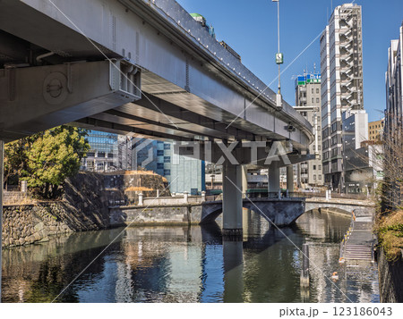 日本橋川の上を通る首都高速道路 123186043