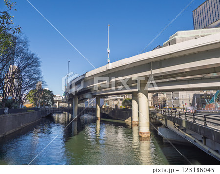 日本橋川の上を通る首都高速道路 123186045