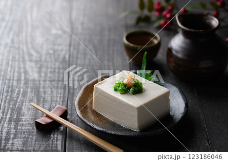 冷や奴 （ 絹ごし豆腐 ）黒背景 123186046