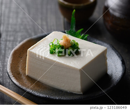 冷や奴 （ 絹ごし豆腐 ）黒背景 123186049