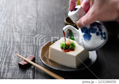 冷や奴 ( 絹ごし豆腐 )黒背景 冷や奴 ( 絹ごし豆腐 )黒背景 123186050