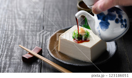 冷や奴 （ 絹ごし豆腐 ）黒背景 123186051