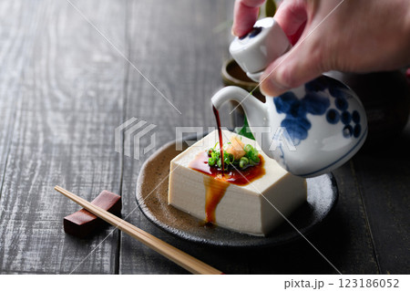 冷や奴 （ 絹ごし豆腐 ）黒背景 123186052